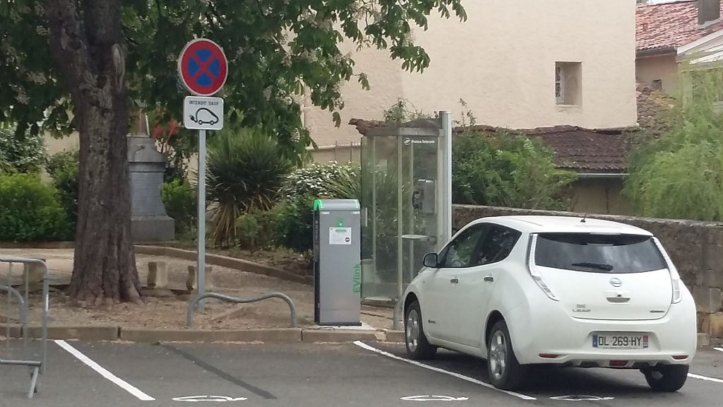 BORNE DE RECHARGE VOITURES ÉLECTRIQUES 