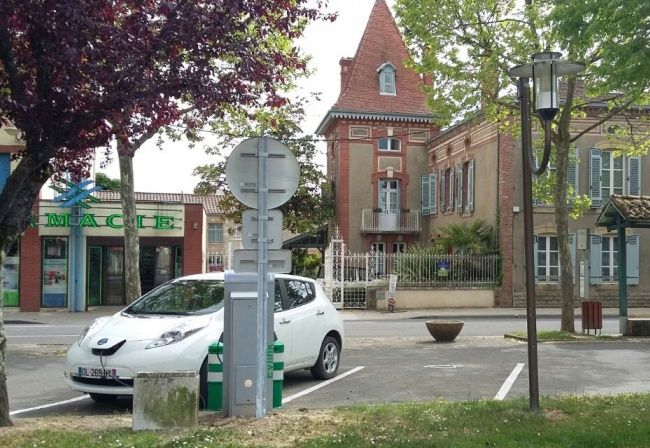 BORNE DE RECHARGE VOITURES ÉLECTRIQUES