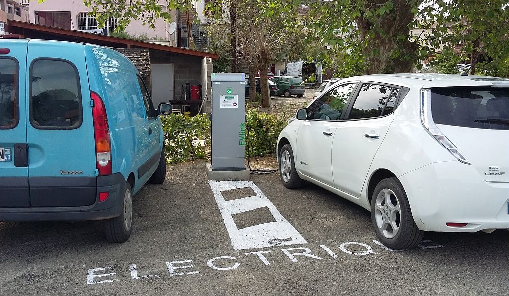 BORNE DE RECHARGE VOITURES ÉLECTRIQUES