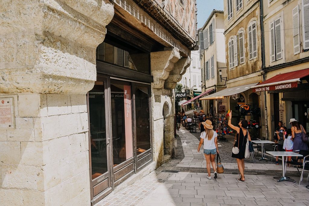 CHEZ LUCIEN, LA CAVE CONVIVIALE