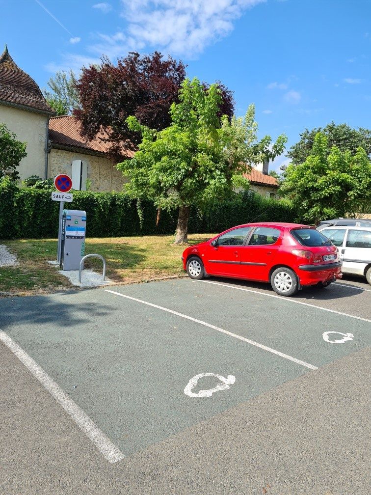 BORNE DE RECHARGE VOITURES ÉLECTRIQUES 