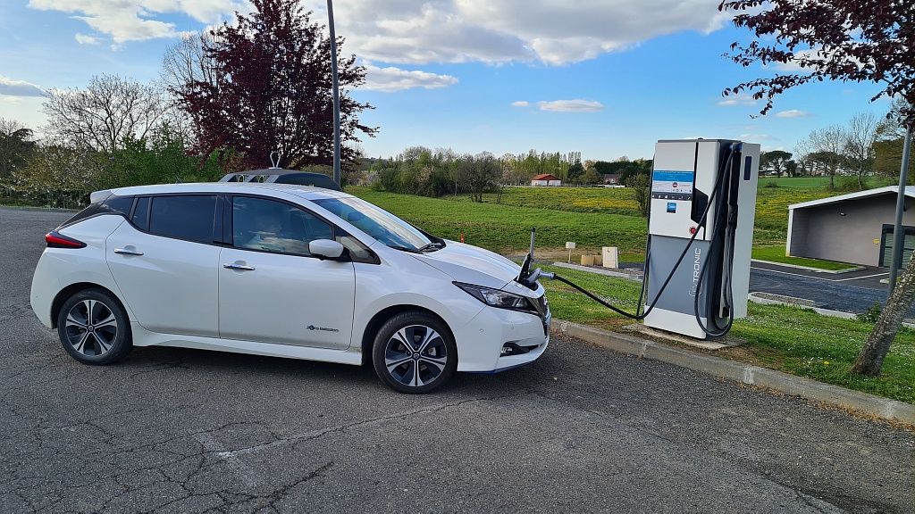 BORNE DE RECHARGE RAPIDE VOITURES ÉLECTRIQUES