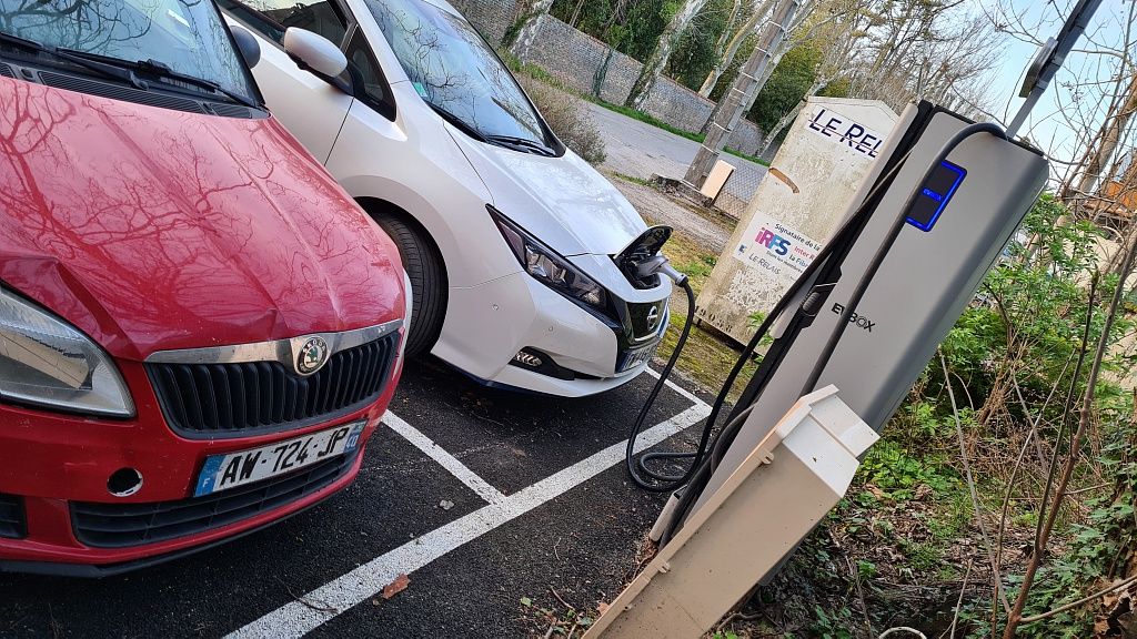 BORNE DE RECHARGE RAPIDE VOITURES ÉLECTRIQUES