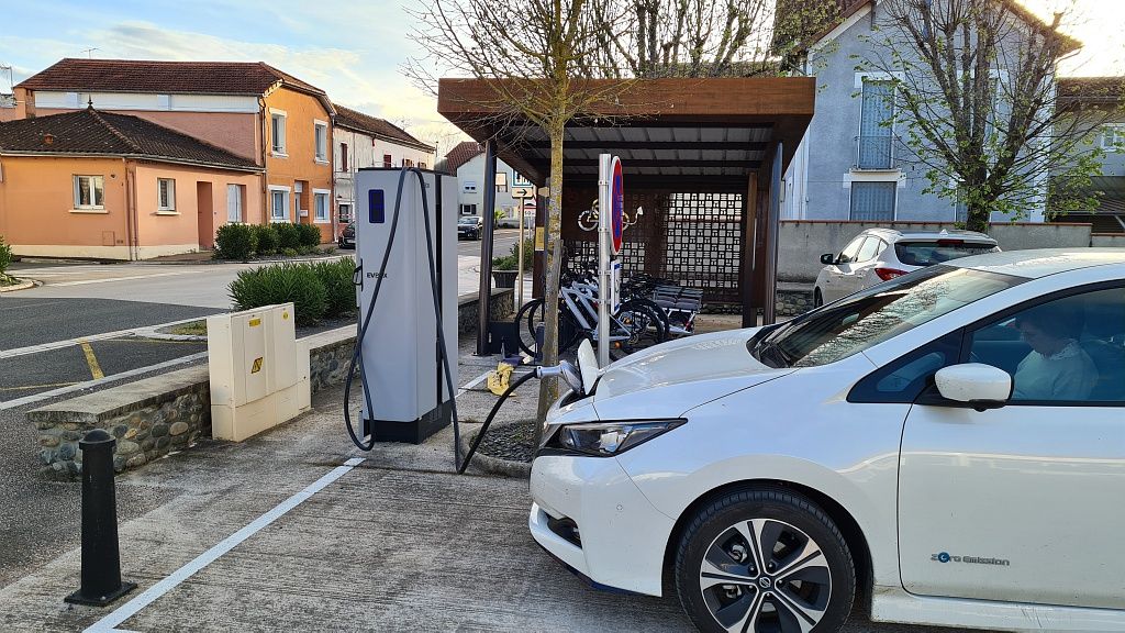 BORNE DE RECHARGE RAPIDE VOITURES ÉLECTRIQUES 