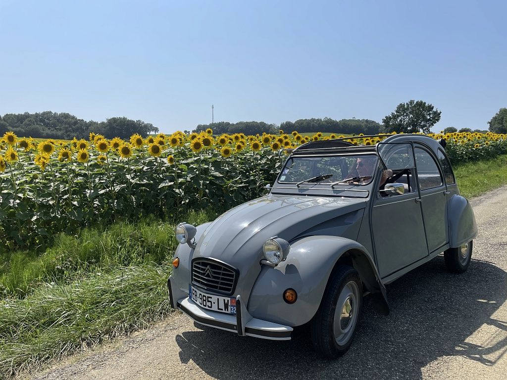 CHEZ BRUNET : LOCATION D'UNE 2CV