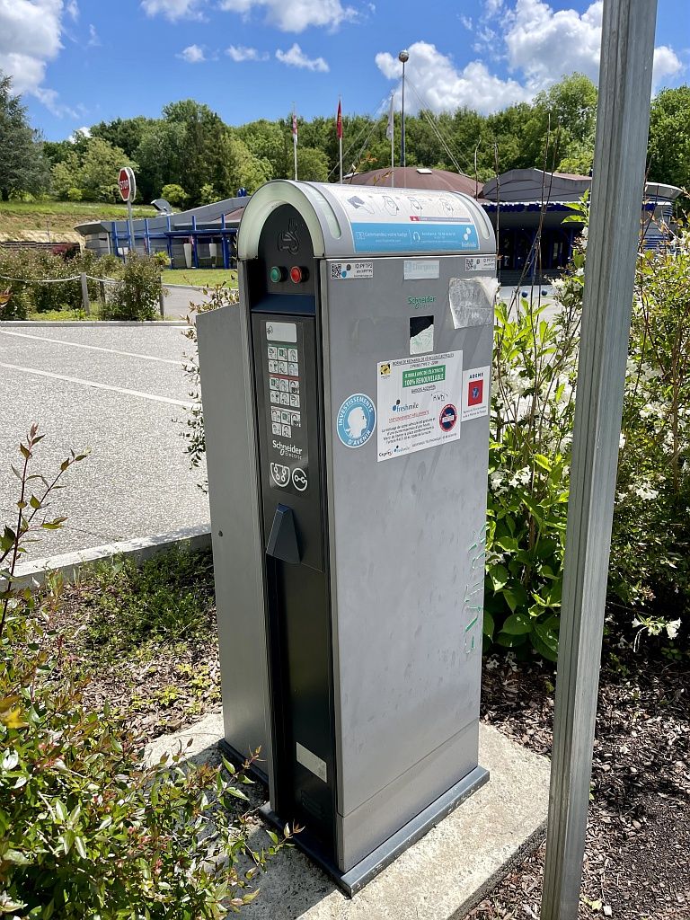 BORNE DE RECHARGE VOITURES ÉLECTRIQUES